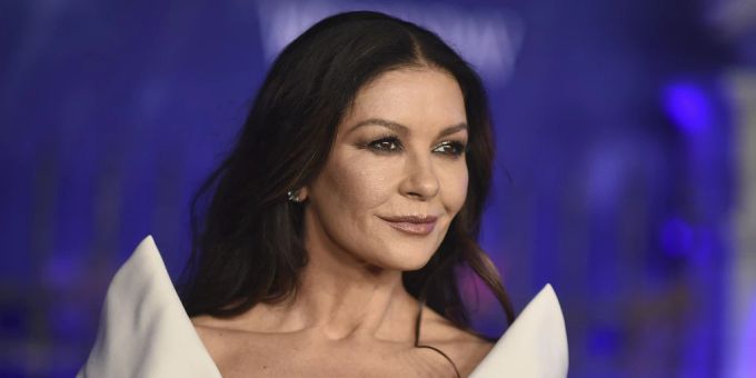 «Wednesday»-Premiere - Catherine Zeta-Jones begeistert im Mermaid-Kleid