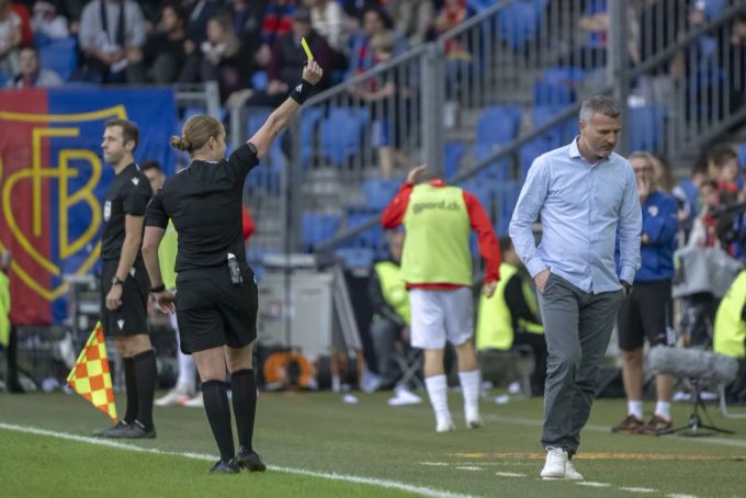 Schiedsrichterin Esther Staubli zeigt Alex Frei die gelbe Karte. fcb