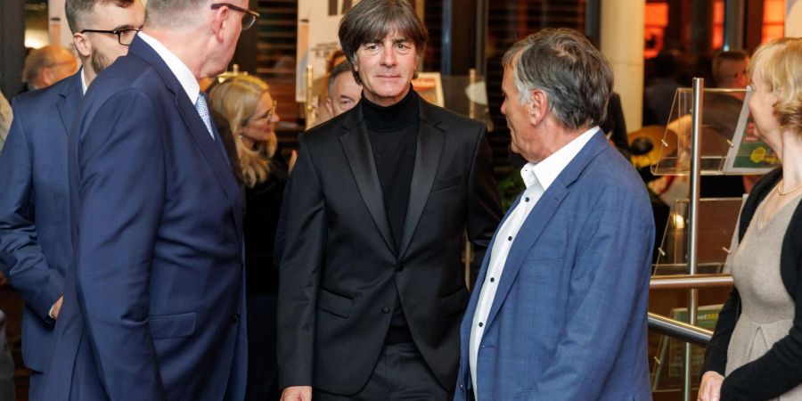 Joachim Löw (M) auf der Gala zur Verleihung der Deutschen Fussball-Kulturpreise.