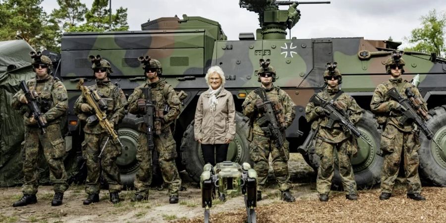 Ministerin mit Soldaten und Roboterhund «Wolfgang»