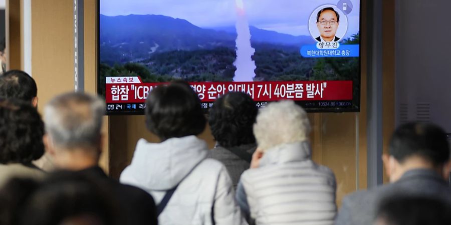 Im Bahnhof von Seoul zeigt eine Nachrichtensendung Filmmaterial von einem nordkoreanischen Raketenstart. Foto: Lee Jin-Man/AP/dpa