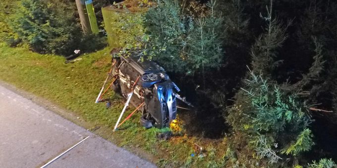 Die beiden Fahrzeuginsassen wurden leicht verletzt. Die beiden Fahrzeuginsassen wurden leicht verletzt.