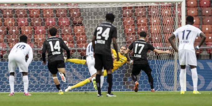 Lausannes Alban Ajdini verwandelt den Penalty gegen den FCZ zum 2:2. FCZ