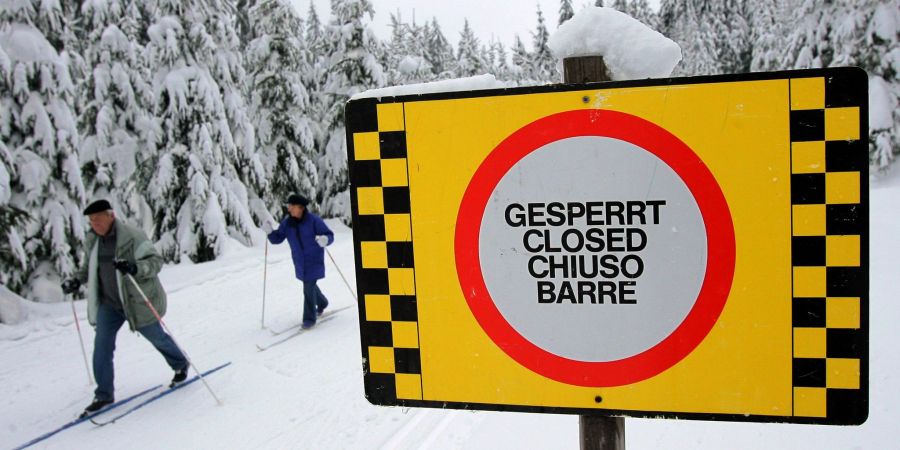 Abbrechende Baumkronen und Äste, die der Schnee- und Eislast nicht mehr standhalten können, sind für Wintersportler ernstzunehmende Gefahren. Erste Loipen wurden bereits gesperrt.