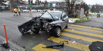 Durch die Kollision schwer beschädigtes Fahrzeug