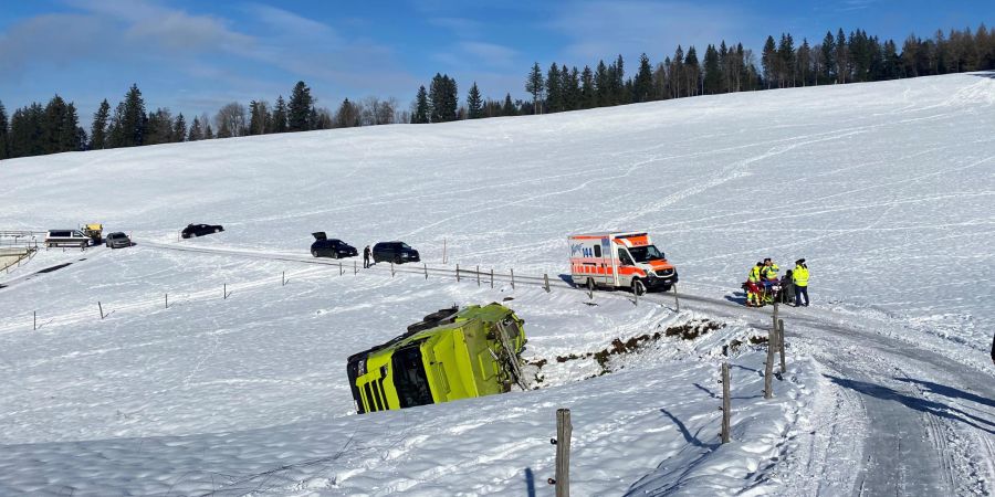 Zug: Lastwagen rutscht von der Strasse und überschlägt sich