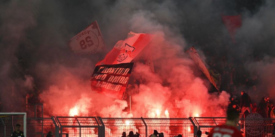 Fans von Leipzig brannten während des Spiels in Dortmund im Gästeblock Pyrotechnik ab.