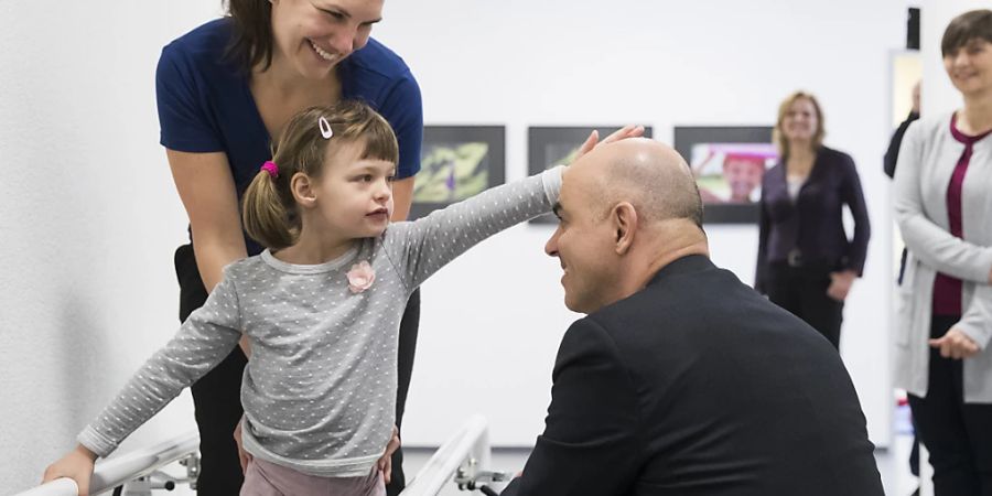 Bundespräsident Alain Berset 2018 in der Kinderklinik Wildermeth in Biel BE zum Tag der Kranken. (Archivbild)