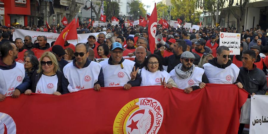 Mitglieder der Allgemeinen Tunesischen Arbeitergewerkschaft (UGTT) nehmen an einem Protest gegen die Politik von Präsident Saied teil. Foto: Hassene Dridi/AP