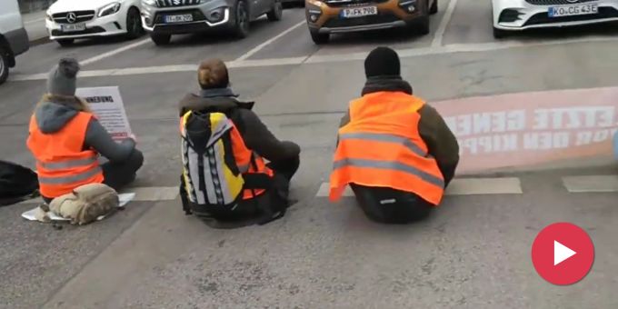 «Risiko» - Polizei kritisiert Klebe-Aktivisten nach Amok-Alarm