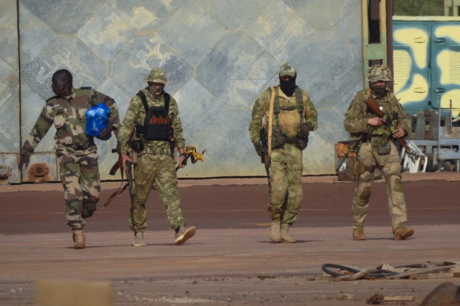 Er kämpfe vorallem gegen Wagner-Soldaten. Diese seien für ihn «wie Fleisch». Hnezyilov sagt, die Russen würden ihre Leute nach vorne werfen. (Symbolbild dreier Wagner-Söldner in Mali)