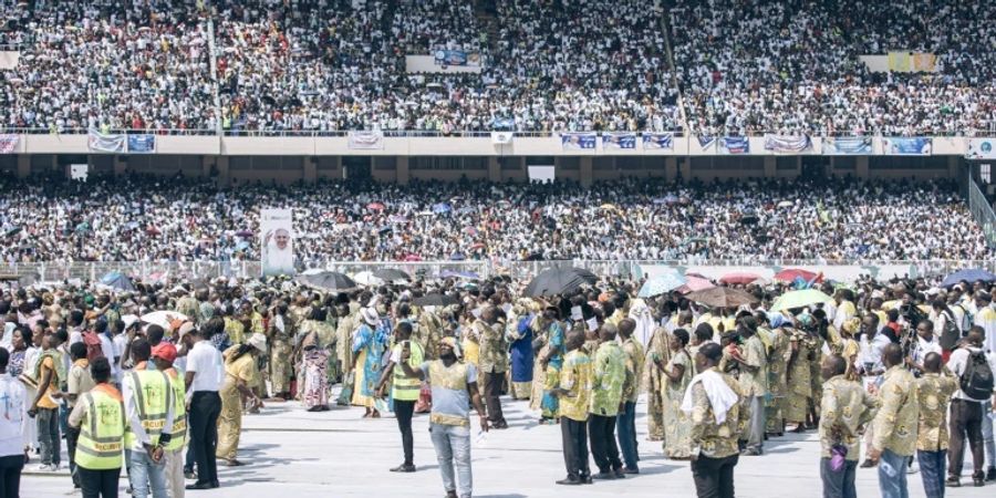 Junge Menschen erwarten den Papst im Stadion von Kinshasa