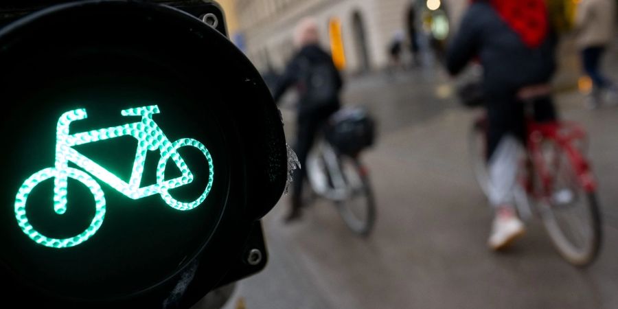 Eine Fahrradampel springt auf Grün.