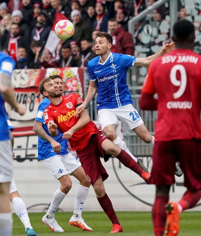 Matthias Bader zeigt gegen Regensburg eine gute Leistung, muss dann aber verletzt ausgewechselt werden. Matthias Bader