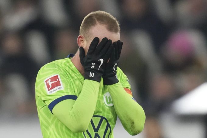 Maximilian Arnold verschiesst auf Schalke einen Penalty an den Pfosten. Maximilian Arnold