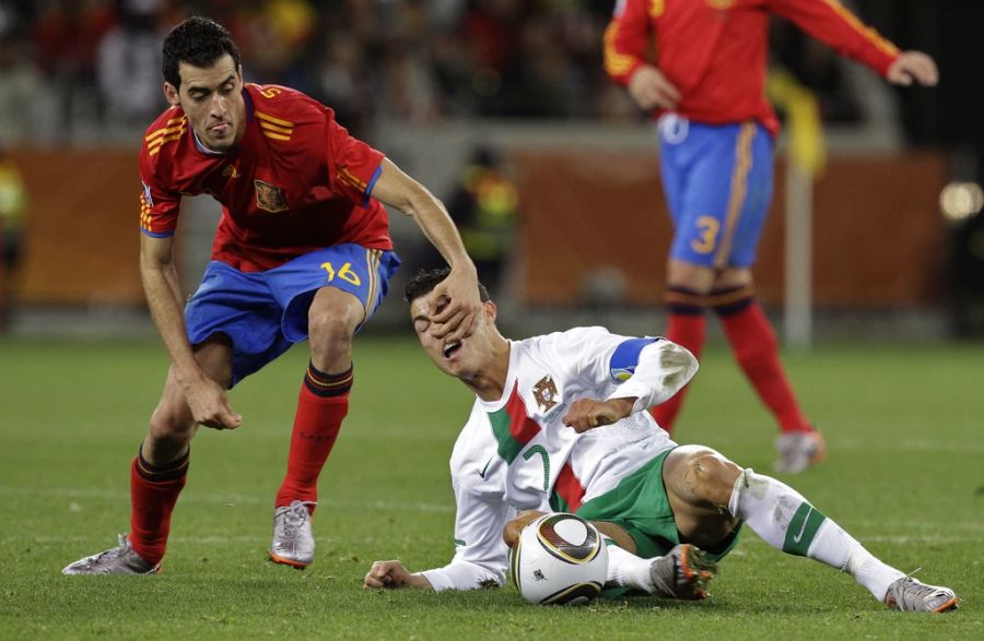 Cristiano Ronaldo und Sergio Busquets im Achtelfinal der Weltmeisterschaft 2010.