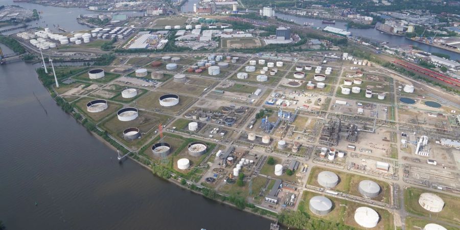 Öltanks der Shell-Raffinerie im Hafen von Hamburg.