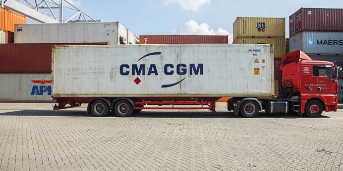 Ein auf einen Lastwagen geladener Container im Hafen Kleinhüningen in Basel. (Archivbild) Ein auf einen Lastwagen geladener Container im Hafen Kleinhüningen in Basel. (Archivbild)