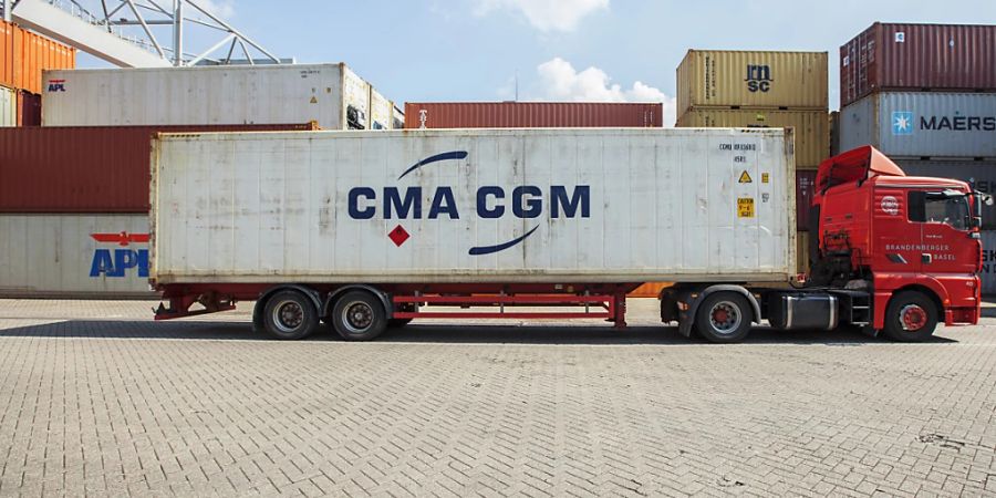 Ein auf einen Lastwagen geladener Container im Hafen Kleinhüningen in Basel. (Archivbild)