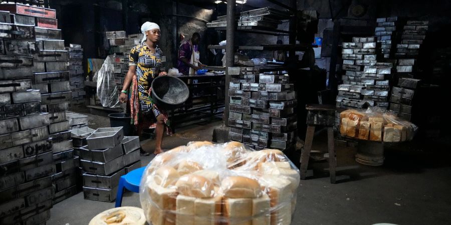 Blick in eine Bäckerei in Lagos. Menschen kommen derzeit nicht an Geld, um Lebensmittel wie Brot zu kaufen.