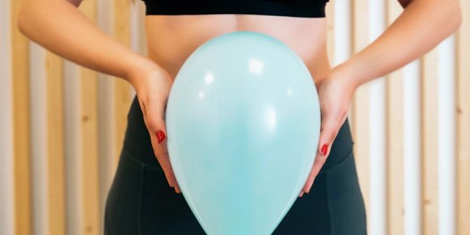 Frau hält Ballon