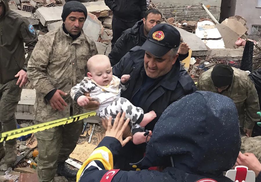 Nach dem Erbeben in der Türkei gibt es immer wieder Geschichten von Babys, die gerettet wurden.