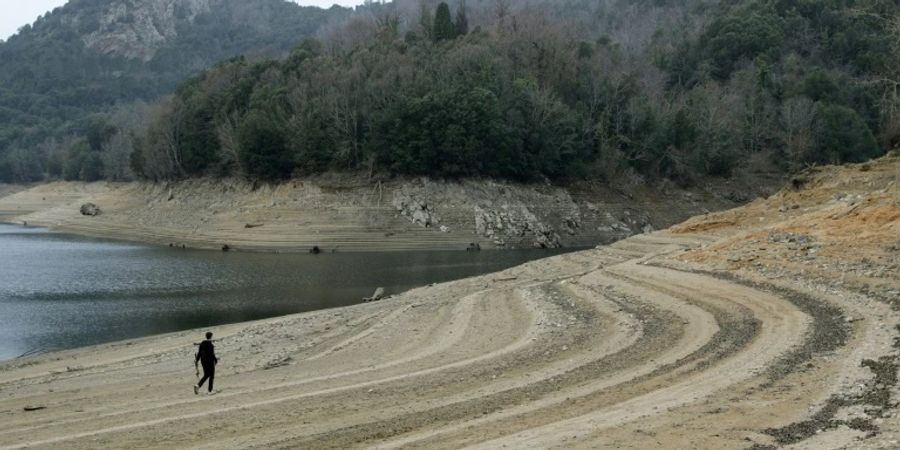 Niedriger Wasserspiegel des Tolla-Sees auf Korsika