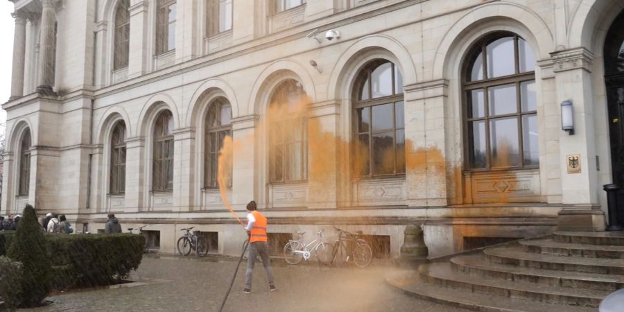 Die Aktionen der Letzten Generation sind so medienwirksam wie umstritten. Zuletzt hatte die Gruppe mit einer Farbattacke auf das Grundgesetz-Kunstwerk in Berlin Kritik auf sich gezogen.