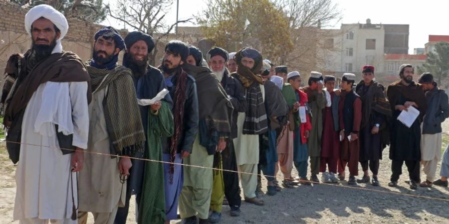 Afghanen stehen für Lebensmittelspenden an