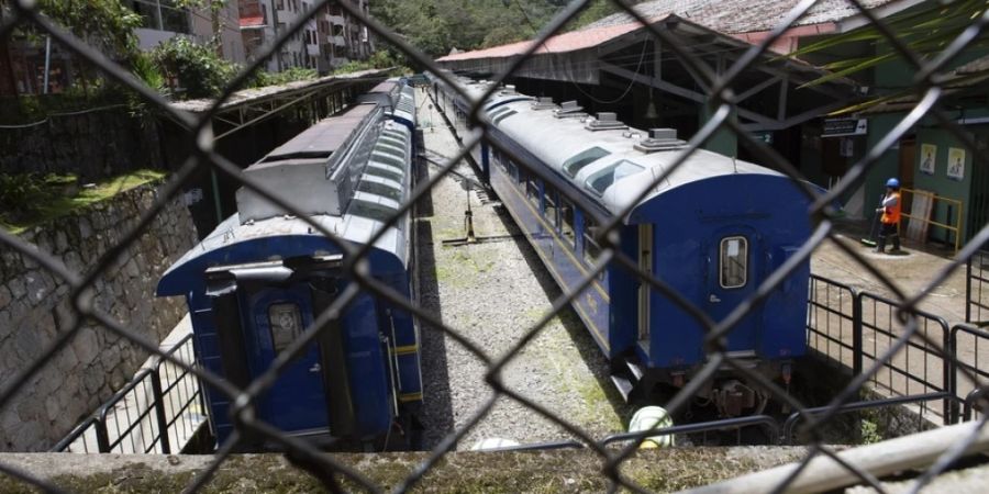 Nach einer durch die gewaltsamen Unruhen in Peru verursachten dreiwöchigen Unterbrechung ist in dem Andenstaat der Zugverkehr zur weltberühmten Inka-Stätte Machu Picchu wieder aufgenommen worden. (Archivbild)