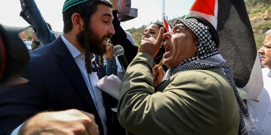 Ein israelischer Knessetabgeordneter (l.) streitet mit palästinensischem Demonstranten in Huwara, Westjordanland.