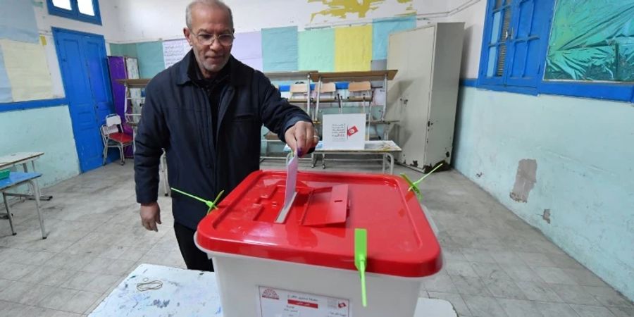 Einsamer Wähler in einem Wahllokal in Tunis