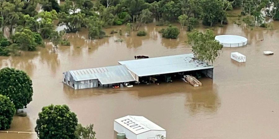 Von Hochwasser umgebene Gebäude in Burketown im Nordosten Australiens.