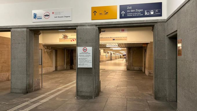 Heute bleibt es an vielen deutschen Bahnhöfen still. Hier ein Bild von der leeren Bahnhofshalle am Badischen Bahnhof. streik