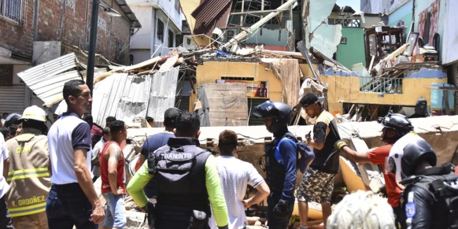 Anwohner und Rettungskräfte stehen vor Gebäuden, die von einem Erdbeben zerstört wurden. Foto: Jorge Sanchez/AP/dpa