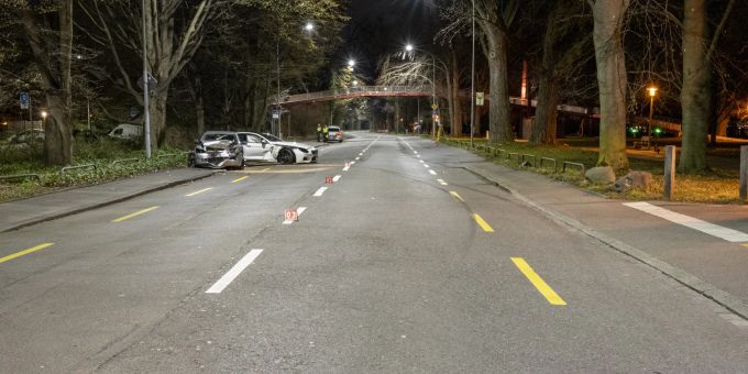 Zürich: BMW-Lenker verliert Kontrolle über Fahrzeug. Zürich