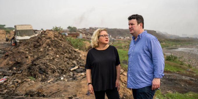 Bundesentwicklungsministerin Svenja Schulze und Bundesarbeitsminister Hubertus Heil Heil haben in Accra den Startschuss für eine Neuausrichtung eines bestehenden ghanaisch-deutschen Migrationsberatungszentrums gegeben. Bundesentwicklungsministerin Svenja Schulze und Bundesarbeitsminister Hubertus Heil Heil haben in Accra den Startschuss für eine Neuausrichtung eines bestehenden ghanaisch-deutschen Migrationsberatungszentrums gegeben.
