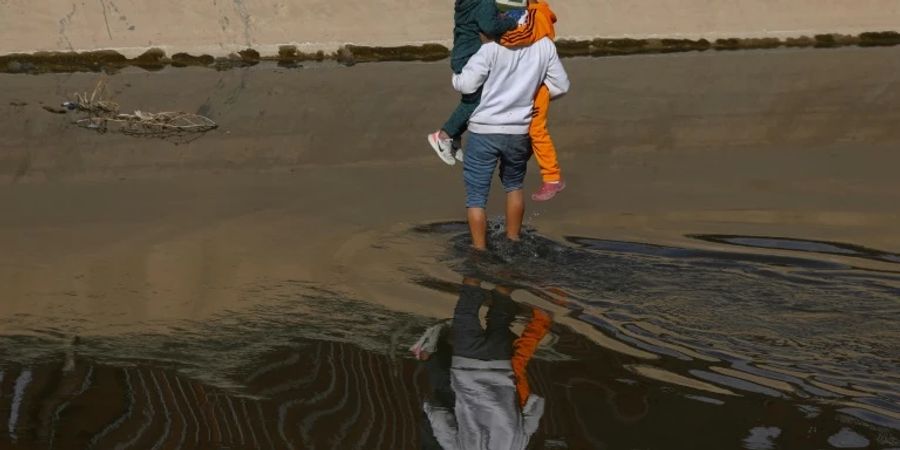 Migranten an Grenzfluss zwischen Mexiko und den USA