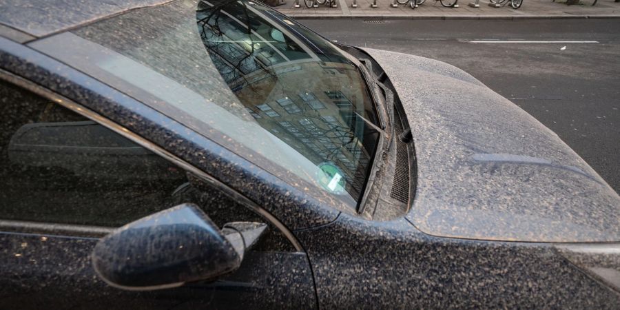 Staubtrocken: Wer sein Auto mit Saharastaub eingedeckt vorfindet, nutzt am besten Wasser zur Reinigung.