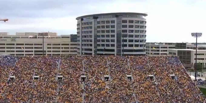 Das Stadion der Iowa Hawkeye mit dem Kinderspital im Hintergrund. hawkeye wave