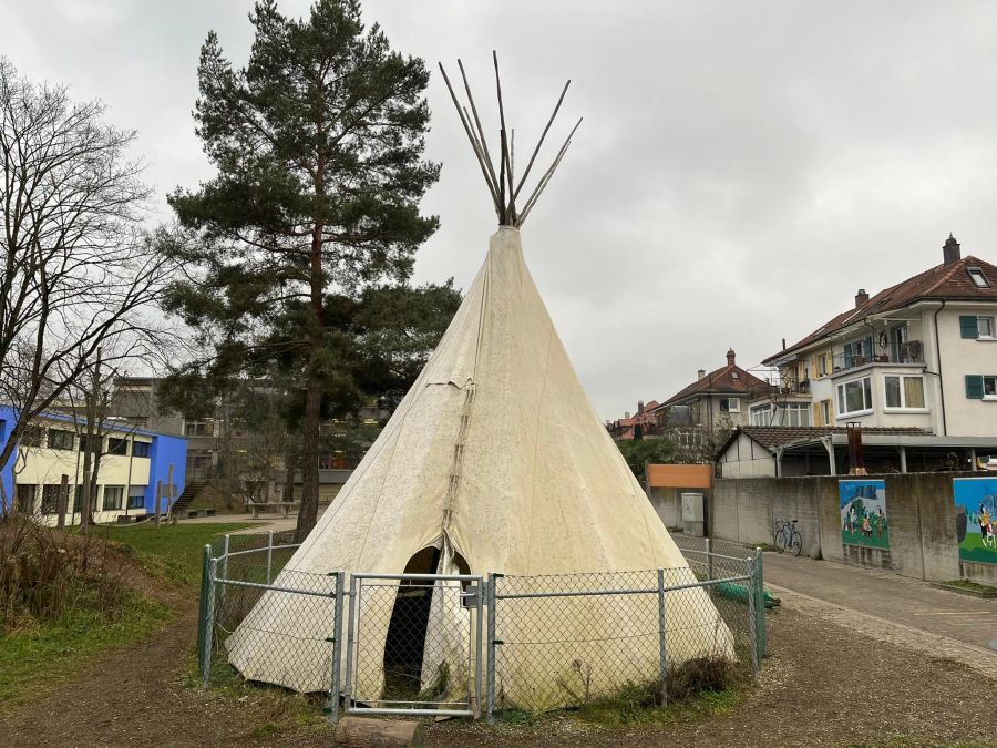 Das Tipi war eigentlich als Aufwertung des Pausenhofs gedacht. Stattdessen zog es Vandalen an.