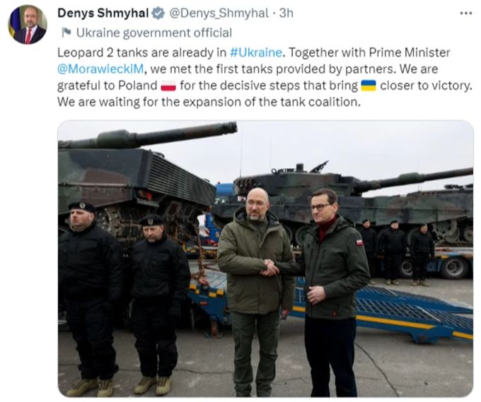 Denys Schmyhal posiert vor einem polnischen Panzer. ukraine krieg