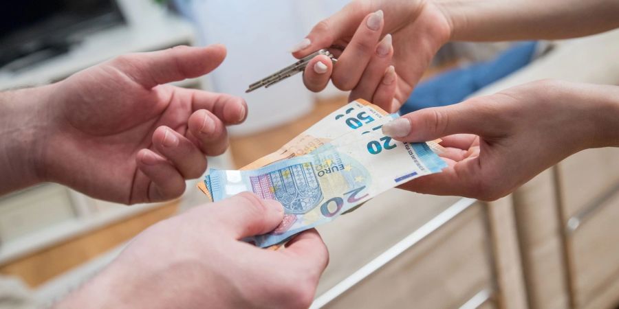 Nicht alles im Voraus: Es ist ratsam, den Restbetrag einer Ferienhausmiete erst bei der Anreise zu bezahlen.