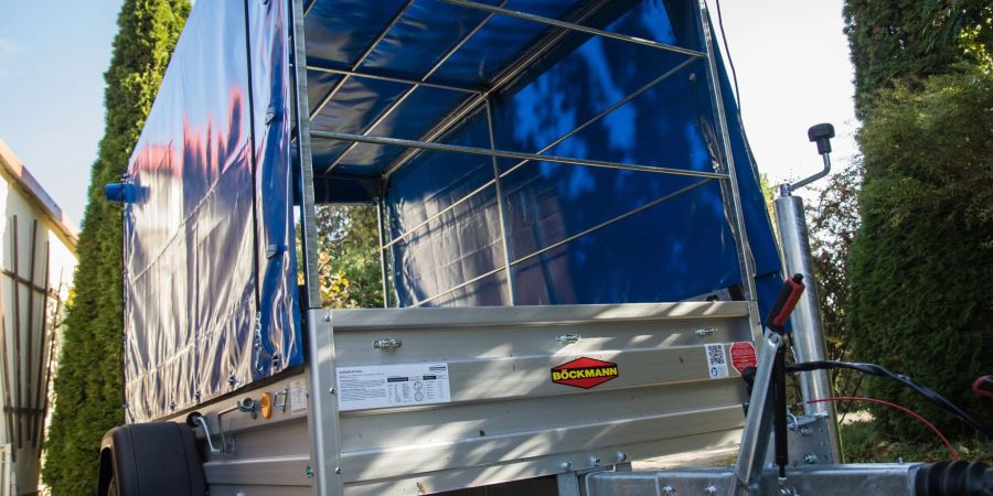 Laut Strassenverkehrsgesetz muss der Halter Schadenersatz leisten, wenn bei dem Betrieb eines Anhängers jemand getötet, verletzt oder eine Sache beschädigt wird. Das gilt auch dann, wenn der Anhänger lediglich am Strassenrand steht.