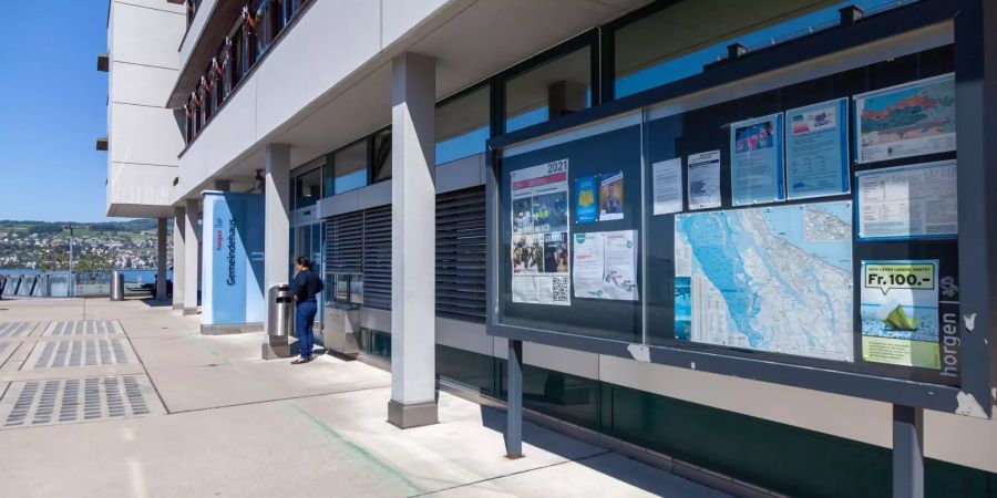 Informationstapfel vor der Gemeindeverwaltung in Horgen.