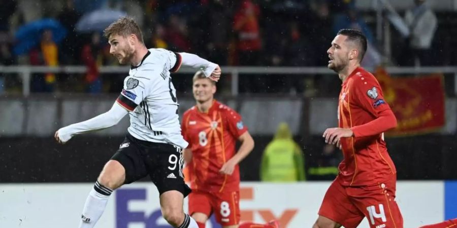 Stürmer Timo Werner (l) belohnt sich für eine engagierte Leistung mit dem Treffer zum 2:0. Foto: Federico Gambarini/dpa
