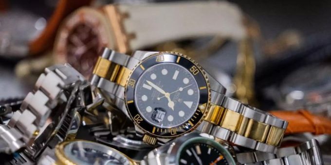 Gefälschte Markenuhren (geschädigte Marken: Audemars Piguet, Rolex) liegen im Hauptzollamt Köln auf einem Regal. Foto: Rolf Vennenbernd/dpa Gefälschte Markenuhren (geschädigte Marken: Audemars Piguet, Rolex) liegen im Hauptzollamt Köln auf einem Regal. Foto: Rolf Vennenbernd/dpa