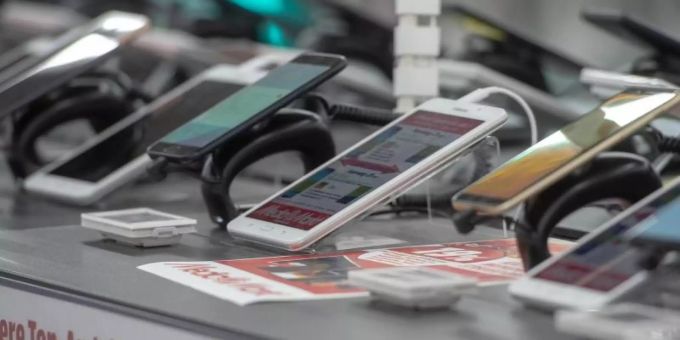 Ohne Chips geht nichts: Smartphones in einem Elektronikmarkt. Foto: Armin Weigel/dpa samsung