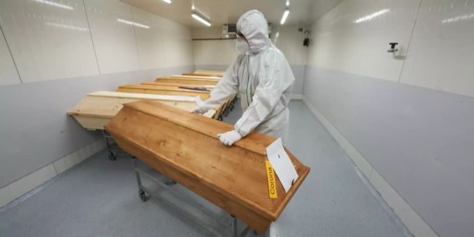 Ein Sarg mit einer an oder mit dem Coronavirus verstorbenen Person. (Symbolbild) Corona