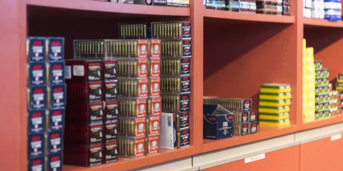 Munitionen bei "Ulrich Waffen". waffengeschäft